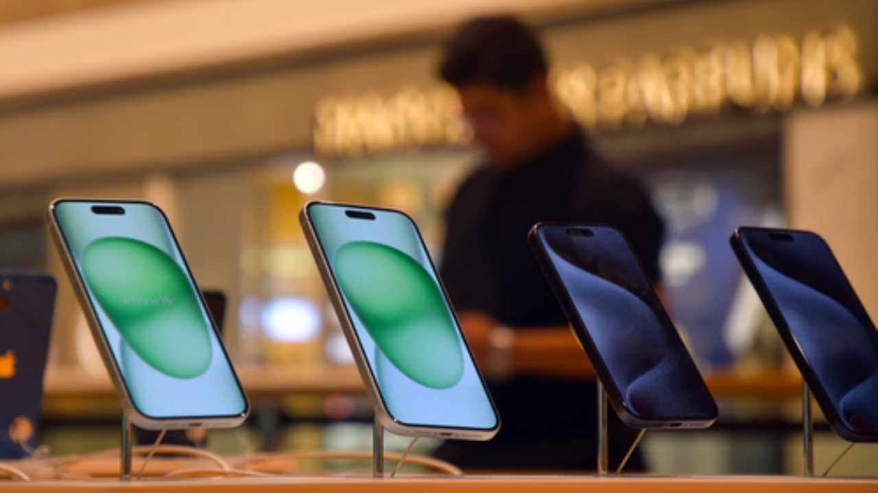India smartphone export 2025